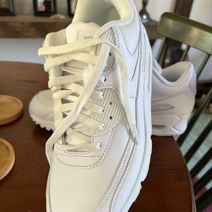 White Nike Air Max 90